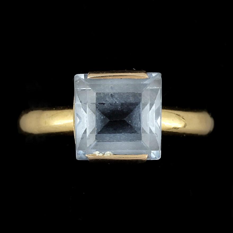 RING, 23k guld med blå spinell. Vikt ca 8,3 gram.