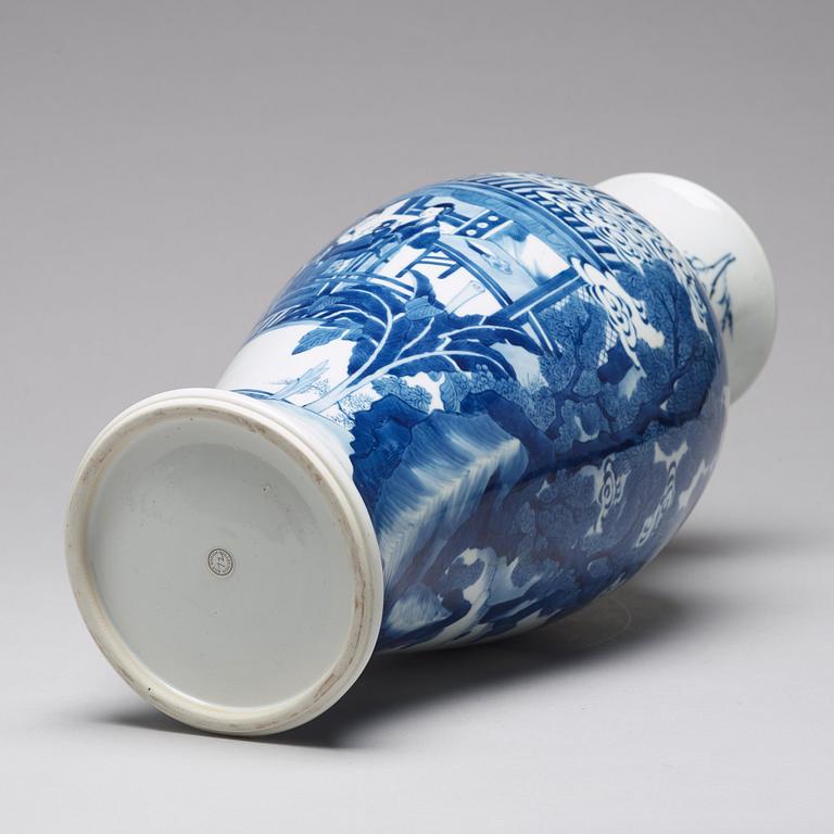 VAS, porslin. Qingdynastin, Kangxi (1662-1722).