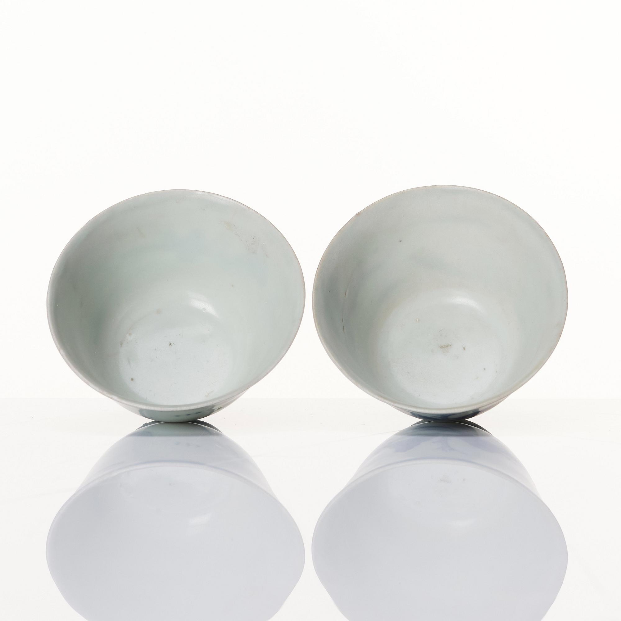 Koppar, två stycken, porslin. Ming dynastin, Transition/Chongzhen (1628-44).