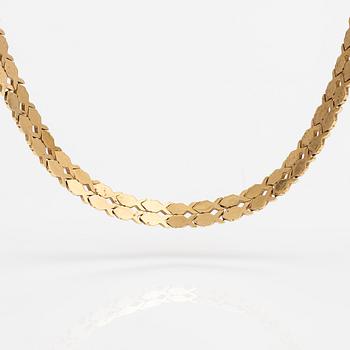 An 18K gold necklace. Italy.