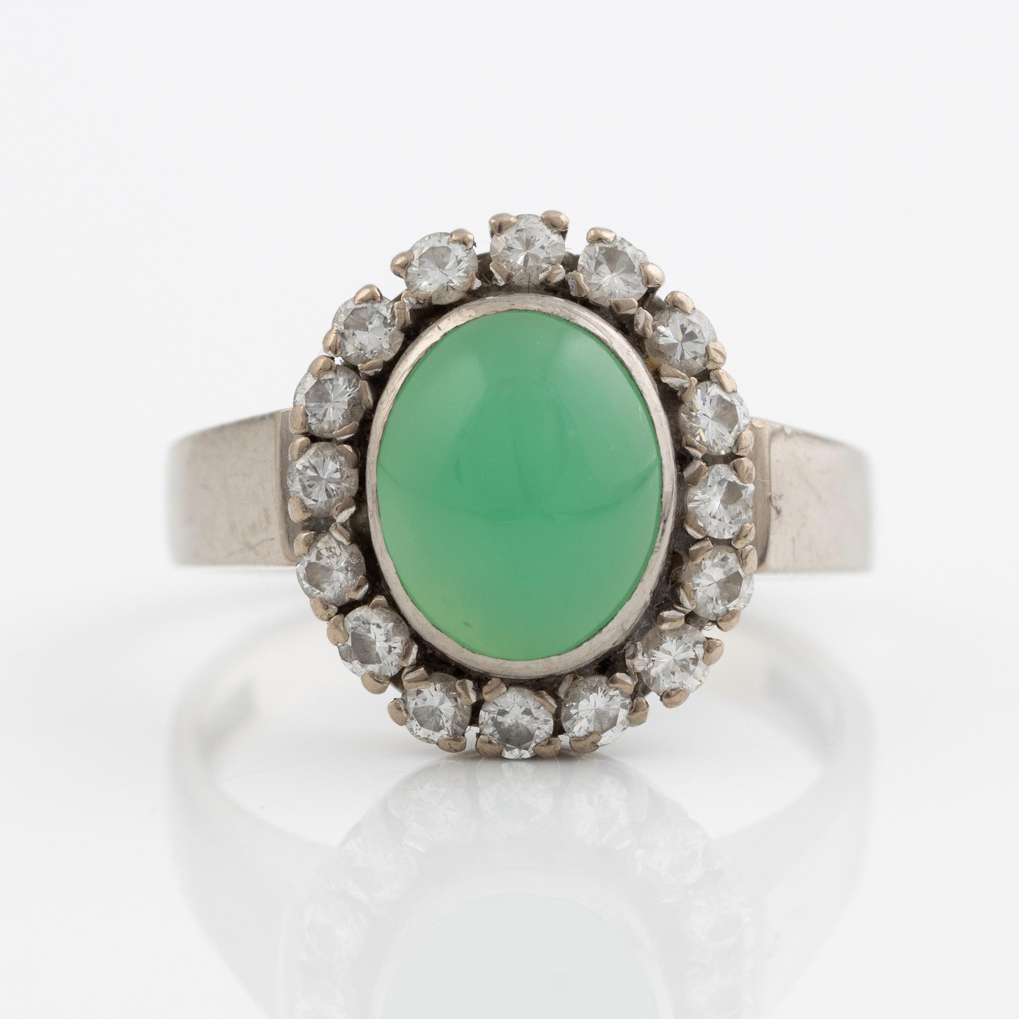 Ring in 18K white gold set with round brilliant-cut diamonds and chrysoprase.