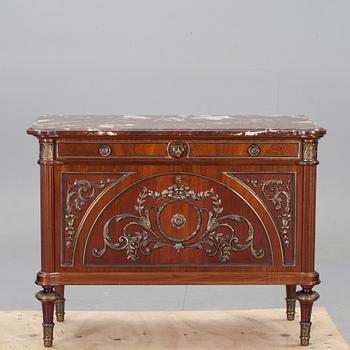 BYRÅ MED KLAFF, eklektisk stil, 1900-talets mitt. Nyckel medföljer.