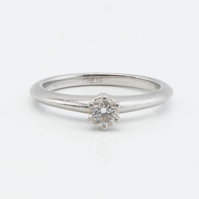 Tiffany & Co, ring, platina med briljantslipad diamant.
