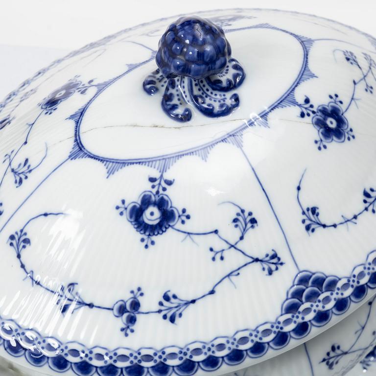 Royal Copenhagen, terrin, porslin, "Musselmalet", modell 597, Danmark, 1894 - 1900.