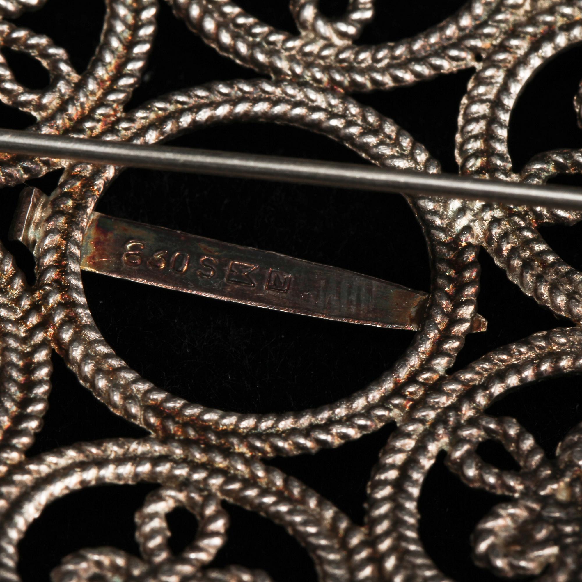 DRÄKTSMYCKEN, 2 st, silver, delvis Einar Modahl, Oslo, Norge. Vikt 24 g.