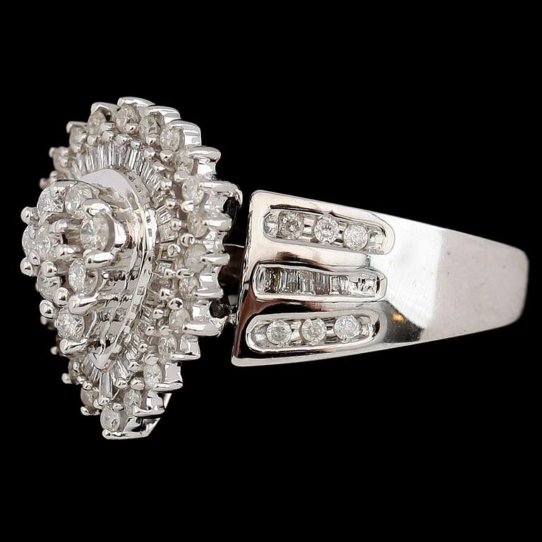 RING, 10 k vitguld, briljant- och baguettslipade diamanter tot ca 1.00 ct. Vikt ca 6,8 g.