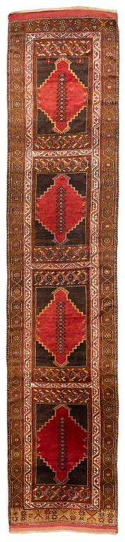 An antique Sivas runner, Ottoman Empire (Turkey), ca 495 x 105 cm (the ends with 9-7.5 cm flat weave on each side).