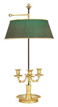 BORDSLAMPA, s.k. "lampe à bouillotte", för tre ljus. Frankrike, 1800-talets andra hälft. Louis XVI-stil.