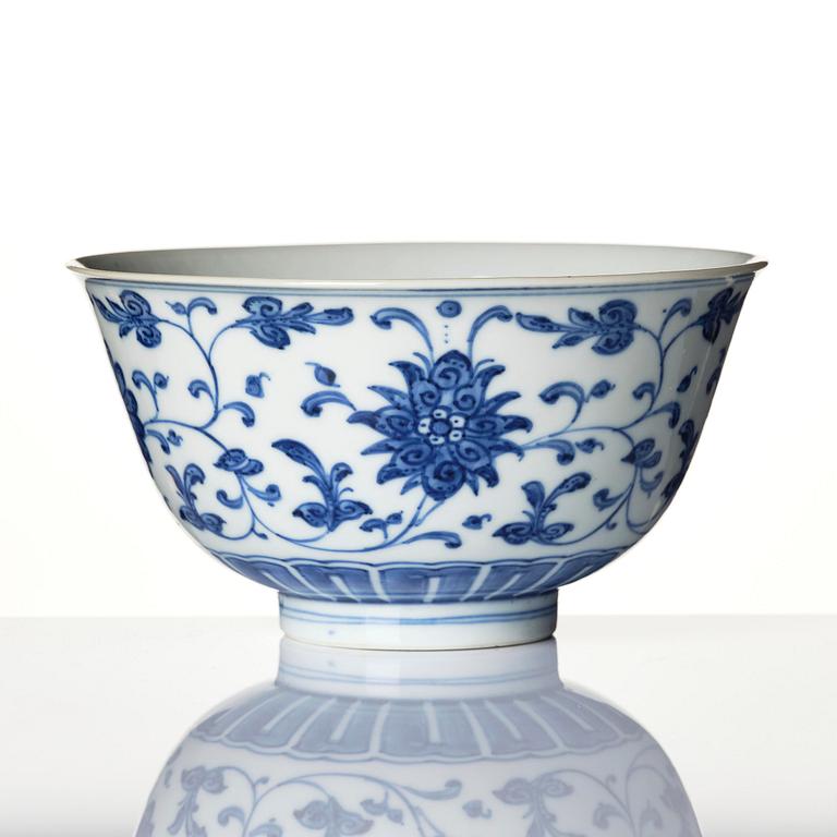 Skål, porslin. Qingdynastin, med Qianlongs märke och period (1736-95).