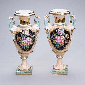 URNOR, ett par, porslin, Sèvres-liknande märke, Frankrike, 1800-tal.