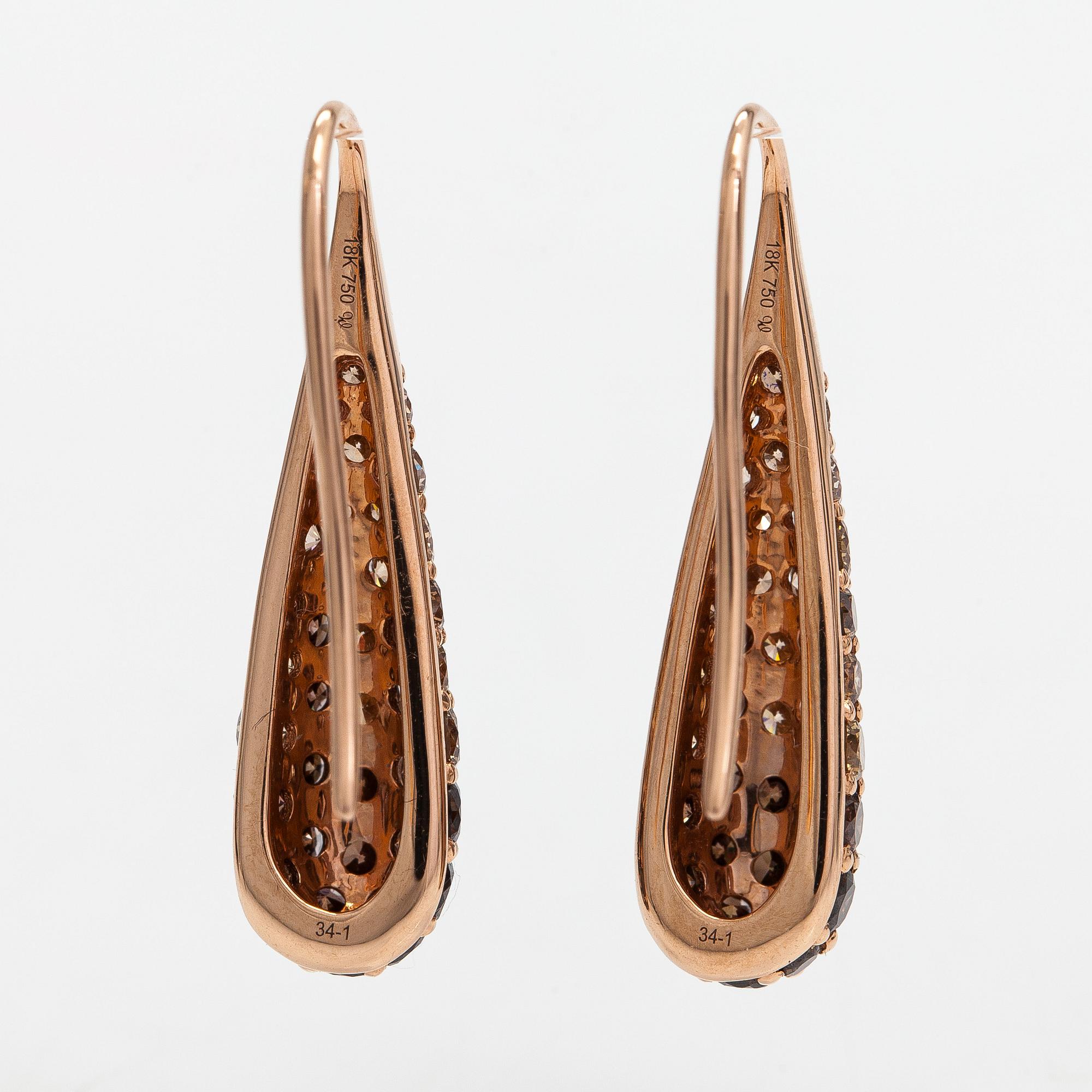 A pair of 18K gold earrings with different colored diamonds approx. 1.98 ct in total.