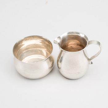 A sterlingsilver Tiffany & Co bowl and jug. App 230 gram.