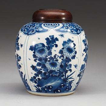 A blue and white jar, Qing dynasty, Kangxi (1662-1722).