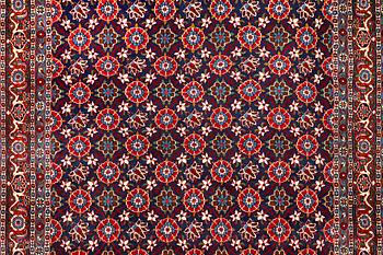 A semi-antique Varamin carpet, a. 339 x 233 cm.
