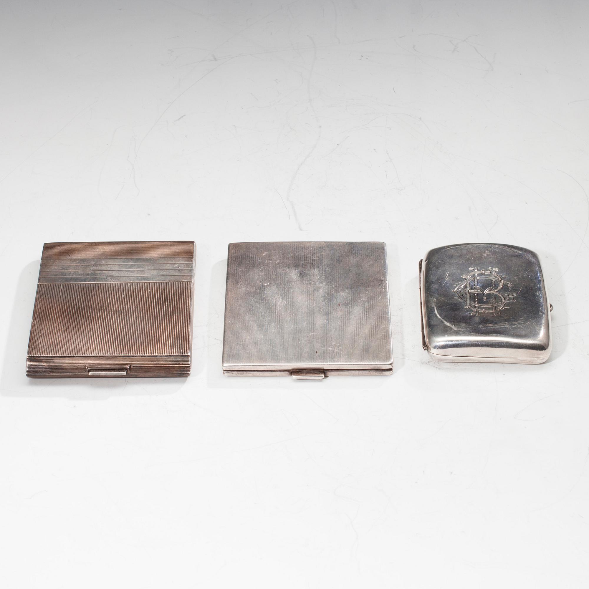 CIGARETTETUIER, 7 st, silver, bär bl a svenska importstämplar. Tot. vikt ca 817 g.
