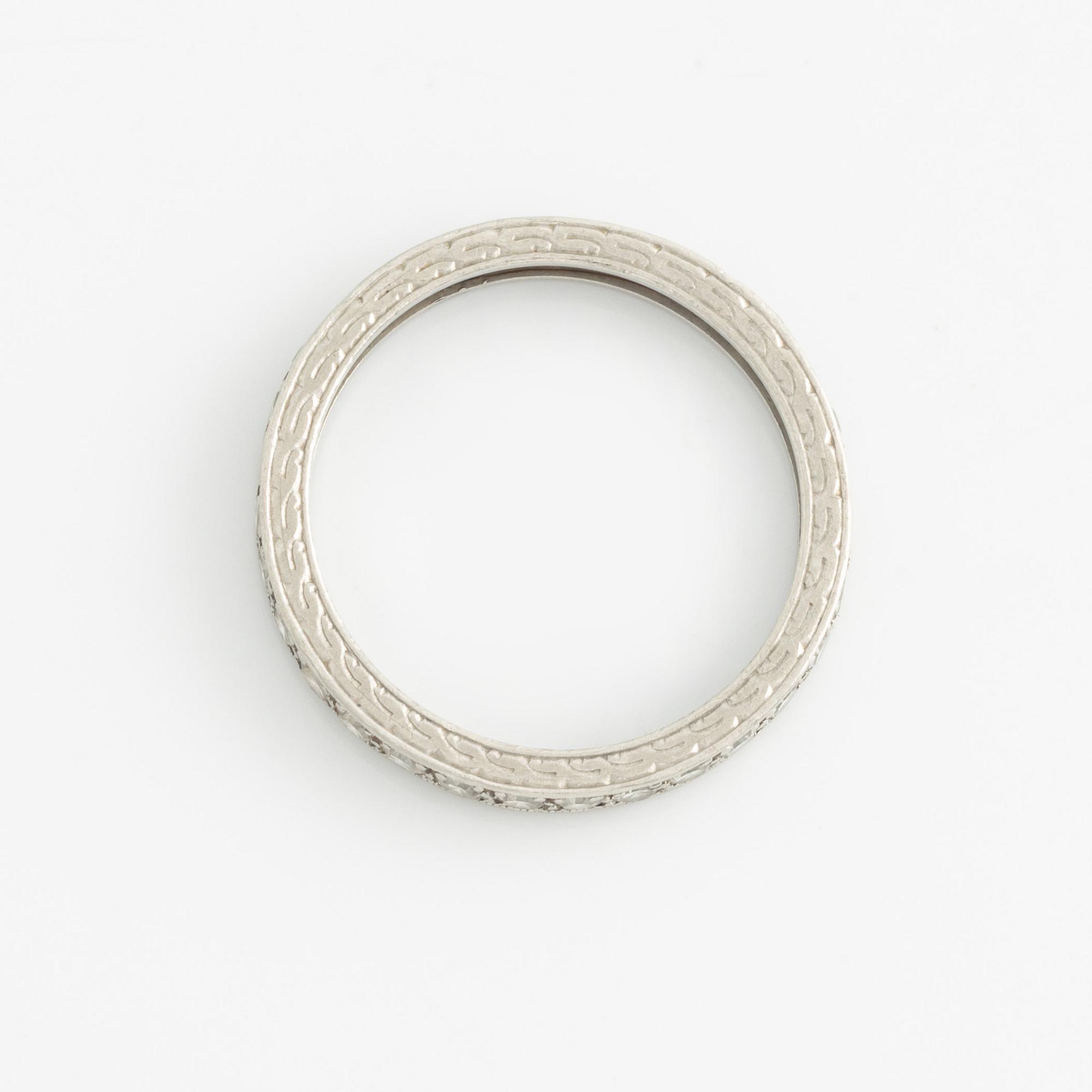 Ring, full eternity white gold with octagon-cut diamonds.