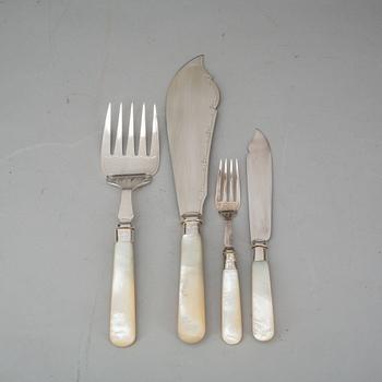 FISKBESTICK, 14 delar, silver och nysilver, England. 1900-talets första hälft.