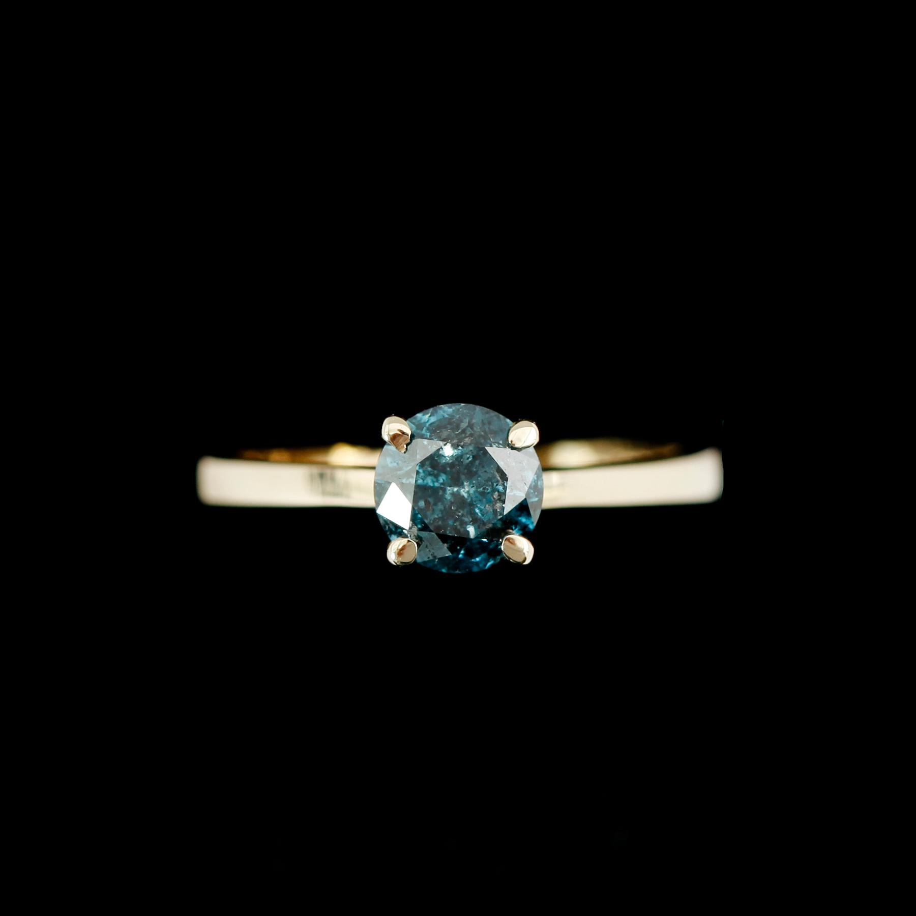 RING, 14 k guld, turkosblå briljantslipad diamant ca 0.90 ct.