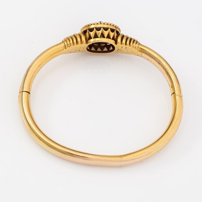 A Tillander, Armband, 14K guld, granat och pärlor. S:t Petersburg, tidigt 1900-tal.