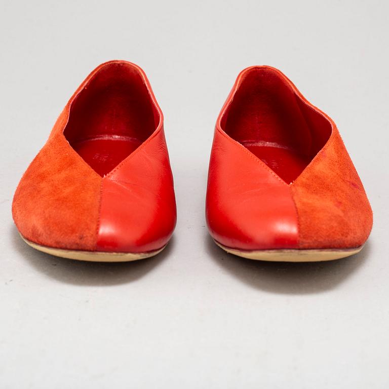 HERMÈS, a pair of suede and leather pumps, size 37½.