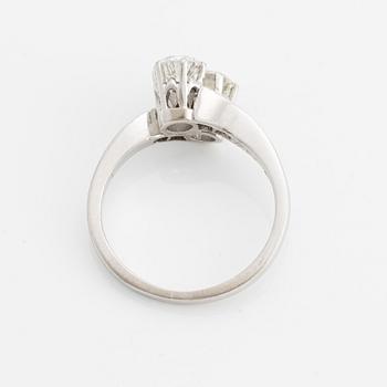 Ring 18K vitguld med två runda briljantslipade diamanter.