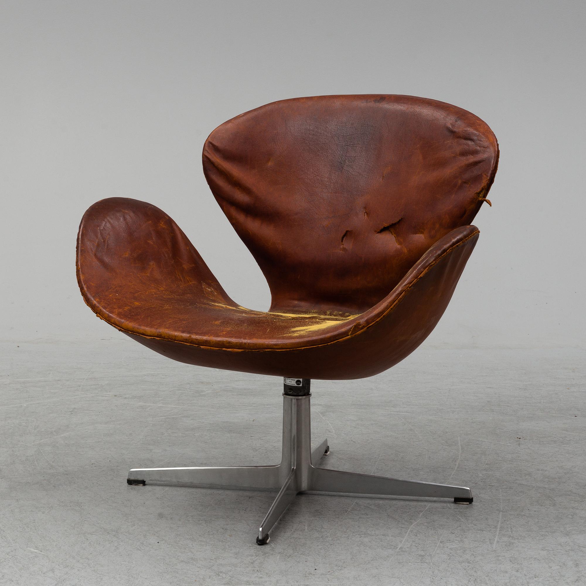 ARNE JACOBSEN, a 'Svanen' easy chair, Fritz Hansen, Denmark.