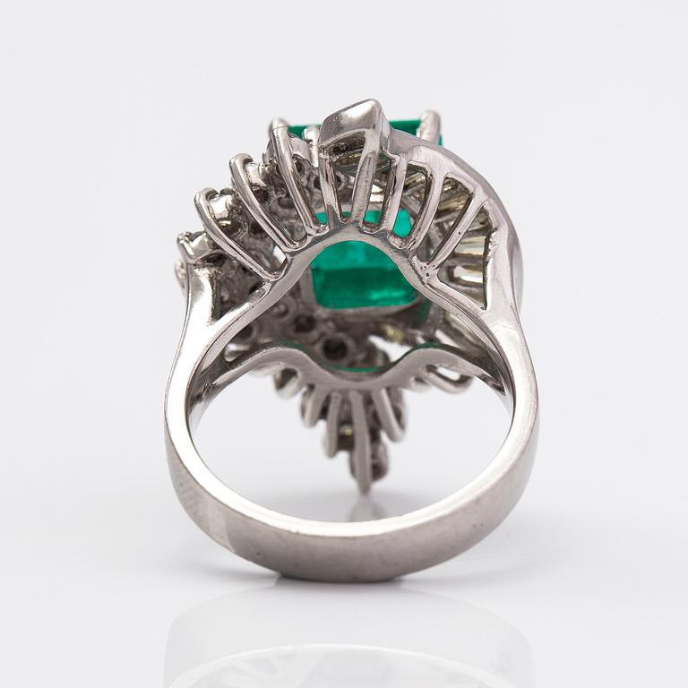 A platinum ring with a ca. 3.20 ct emerald and diamonds ca. 1.16 ct in total.