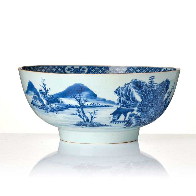 A large blue and white bowl, Qing dynasty, Qianlong (1736-95).