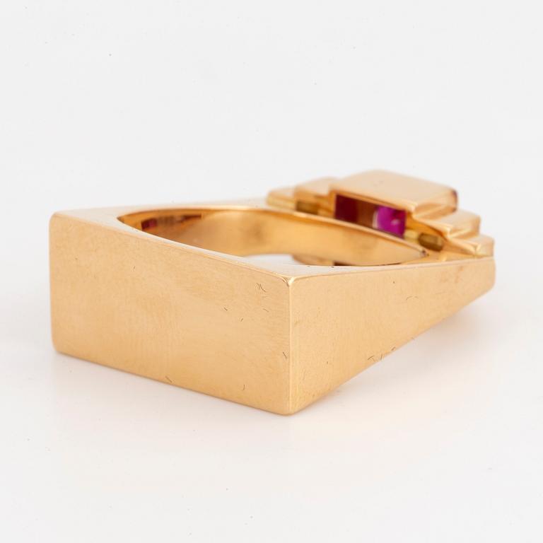 RING, 18K guld och rubin och gula baguetteslipade diamanter, Lindahl & Färnert Uppsala.