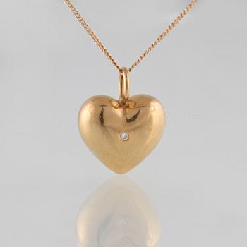 HÄNGE, 18K guld samt briljantslipad diamant ca 0.01 ct. Vikt 9,3 gram.