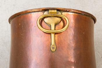 TUNNA MED HÄNKLAR, koppar, 1800-tal.