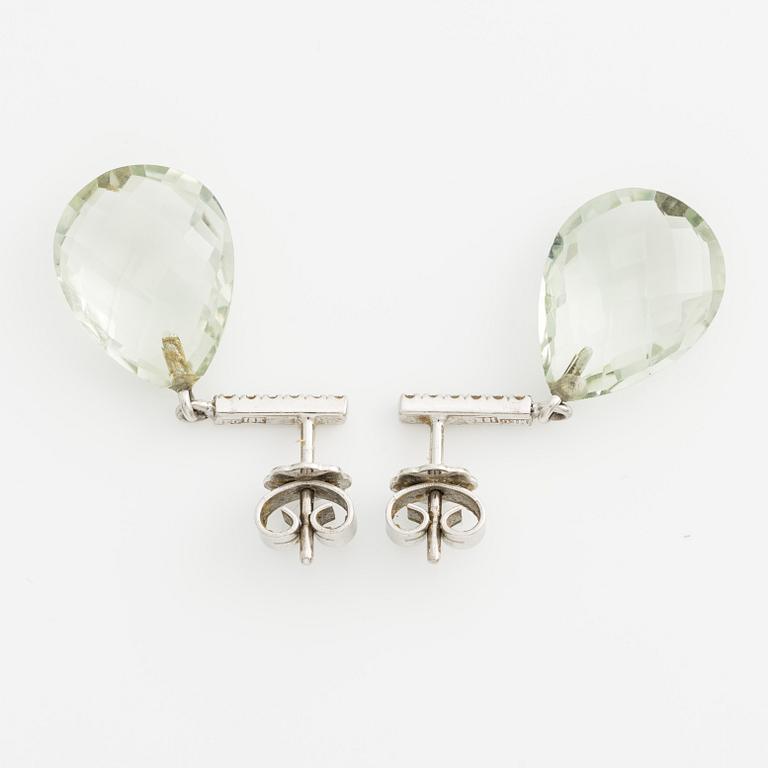 Örhängen, ett par, med checkerslipad prasiolit och briljantslipade diamanter.