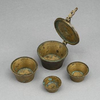 VIKTSATS, mässing, Sverige, med datering 1795.