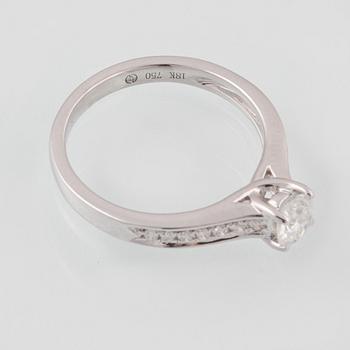 RING, 18K vitguld med briljantslipad diamant ca 0.42 ct. Vikt 3,5 gram.