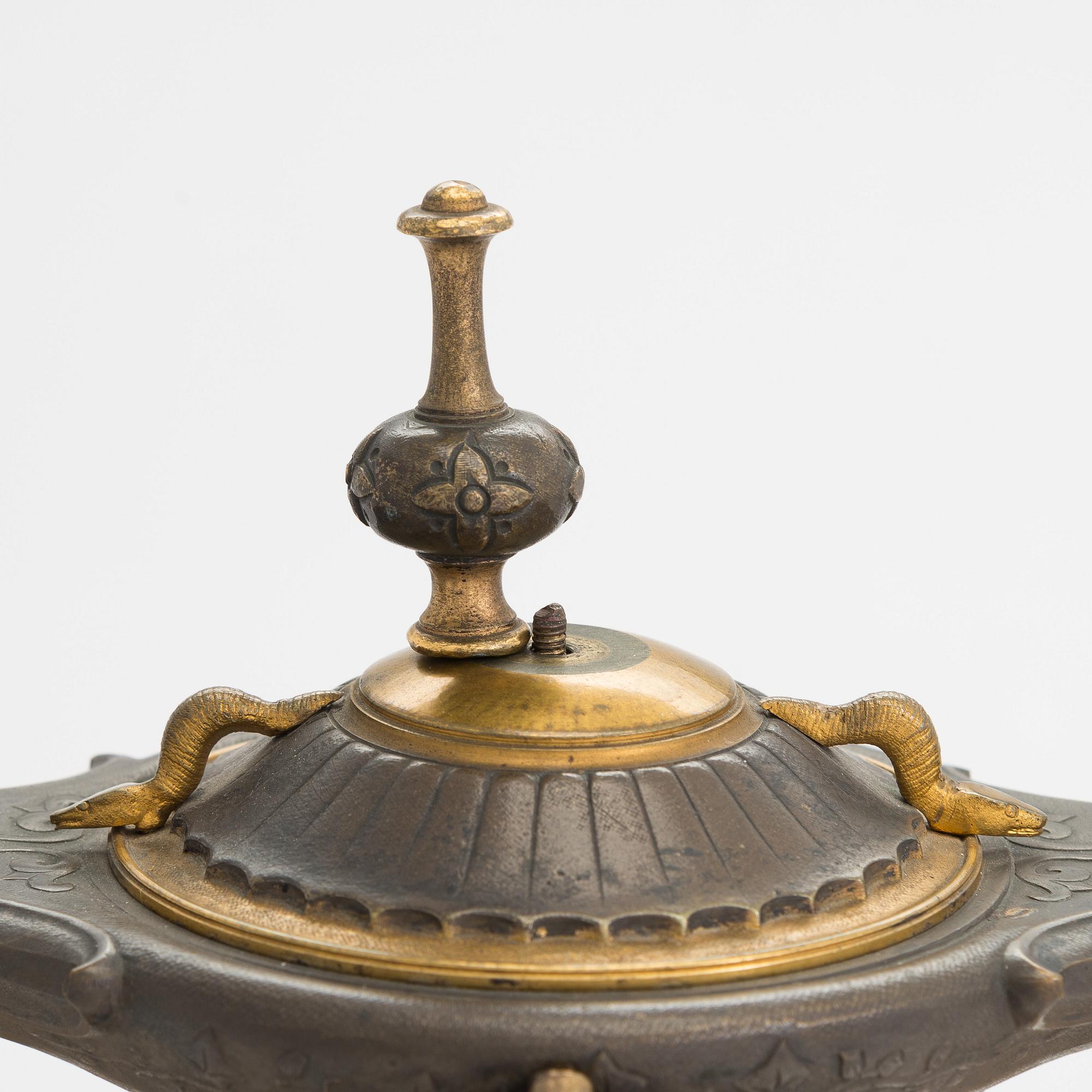 Bordsgarnityr, bestående av bordspendyl och kandelabrar, ett par, Frankrike 1800-talets sista kvartal.