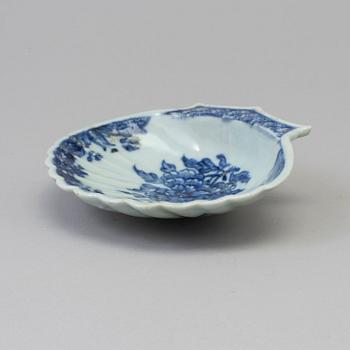 A blue and white export butter dish, Qing dynasty, Qianlong (1736-95).