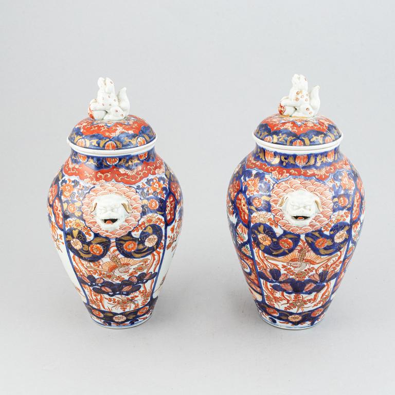 A pair of imari vases with covers, Japan, Meiji period (1868-1912).