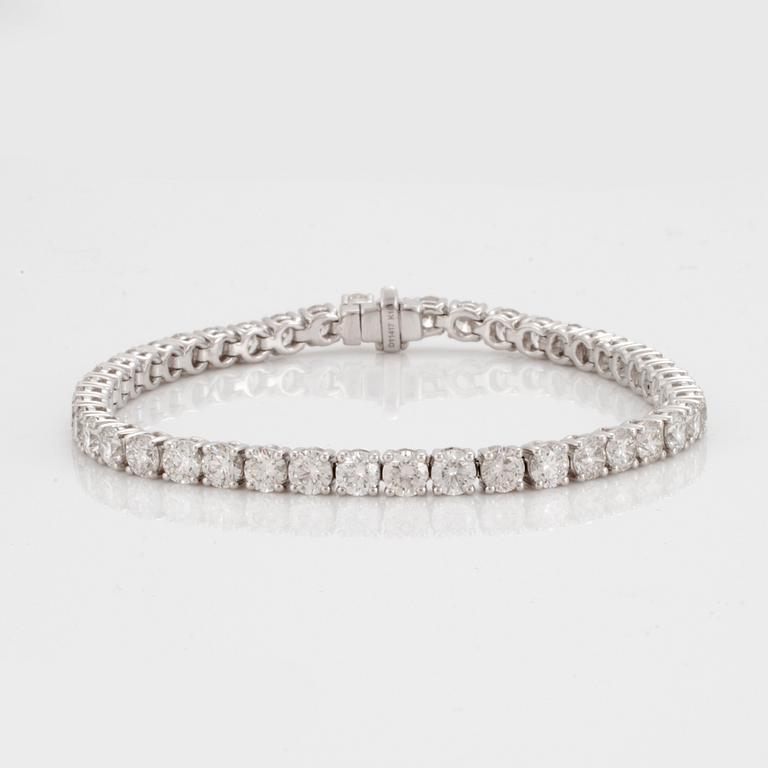 ARMBAND med 45 briljantslipade diamanter totalt ca 11.42 ct. Kvalitet ca G-H/VS-SI.