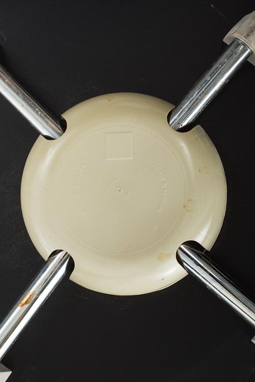 STOLAR, ett par, "Sjuan", Arne Jacobsen, Fritz Hansen, etikettmärkta 2000.