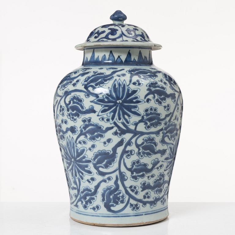 A Chinese blue and white porcelain jar with cover, Qing dynasty, Kangxi (1662-1722).