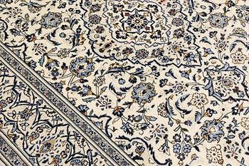 A Keshan carpet, approx. 302 x 203 cm.