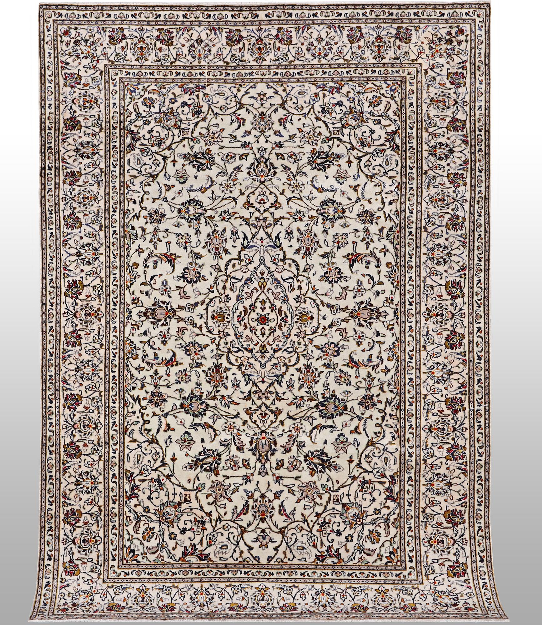 A carpet, Kashan, ca 295 x 194 cm.