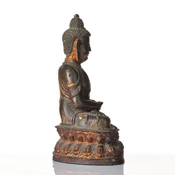 A large gilt lacquered figure of Buddha, Ming dynasty (1368-1644).