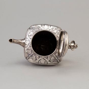 A Swedish Art Nouveau silver teapot, maker's mark CF Carlman, Stockholm, 1904.