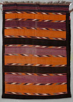MATTA, sannolikt Persien. Ca 420x140 cm.