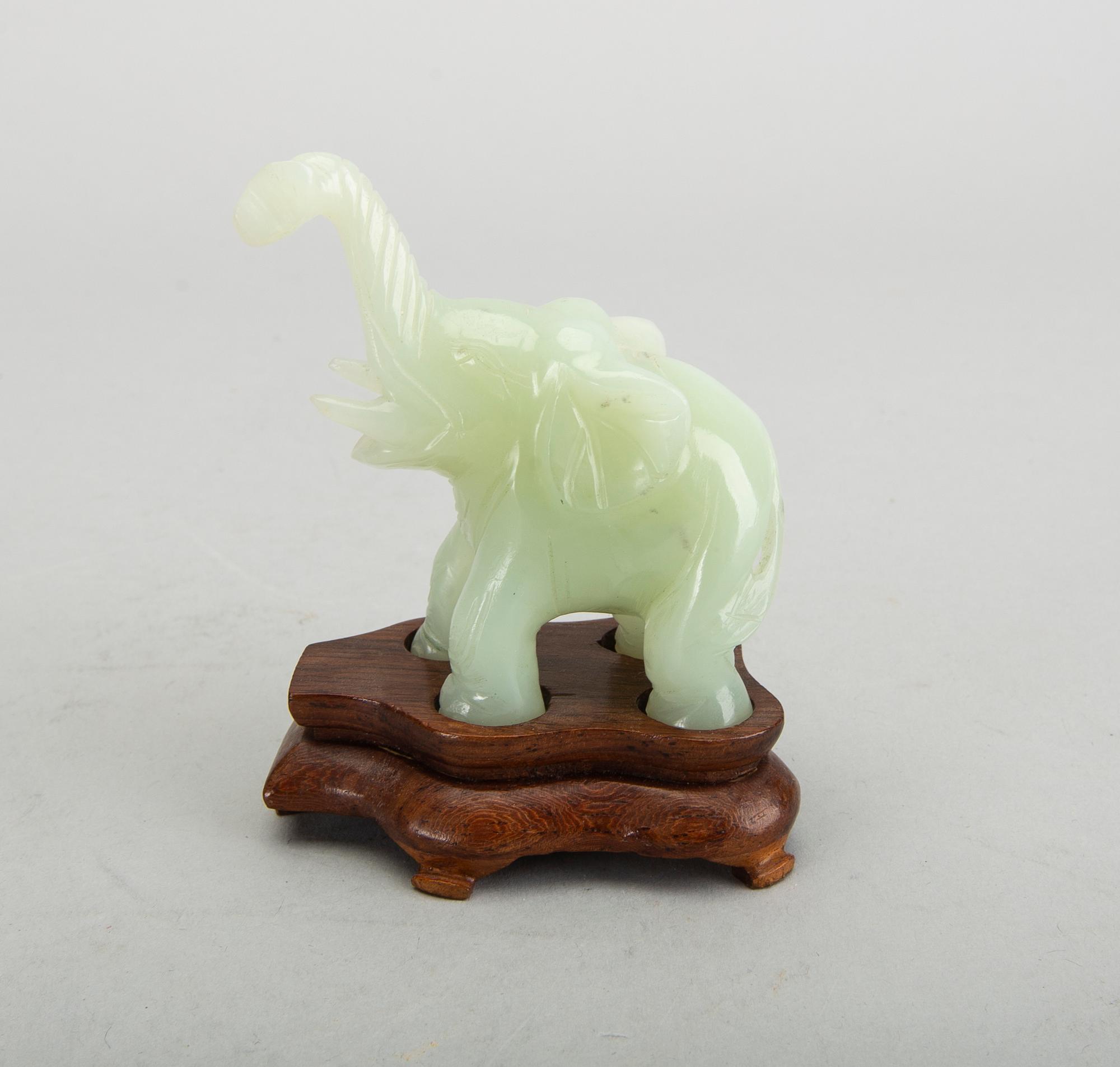 FIGURINER 3 st Kina 1900-tal nefrit.