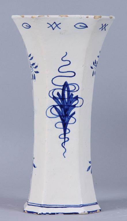VASER, ett par samt LOCKURNOR, 3 st, fajans, Holland, 1800/1900-tal.