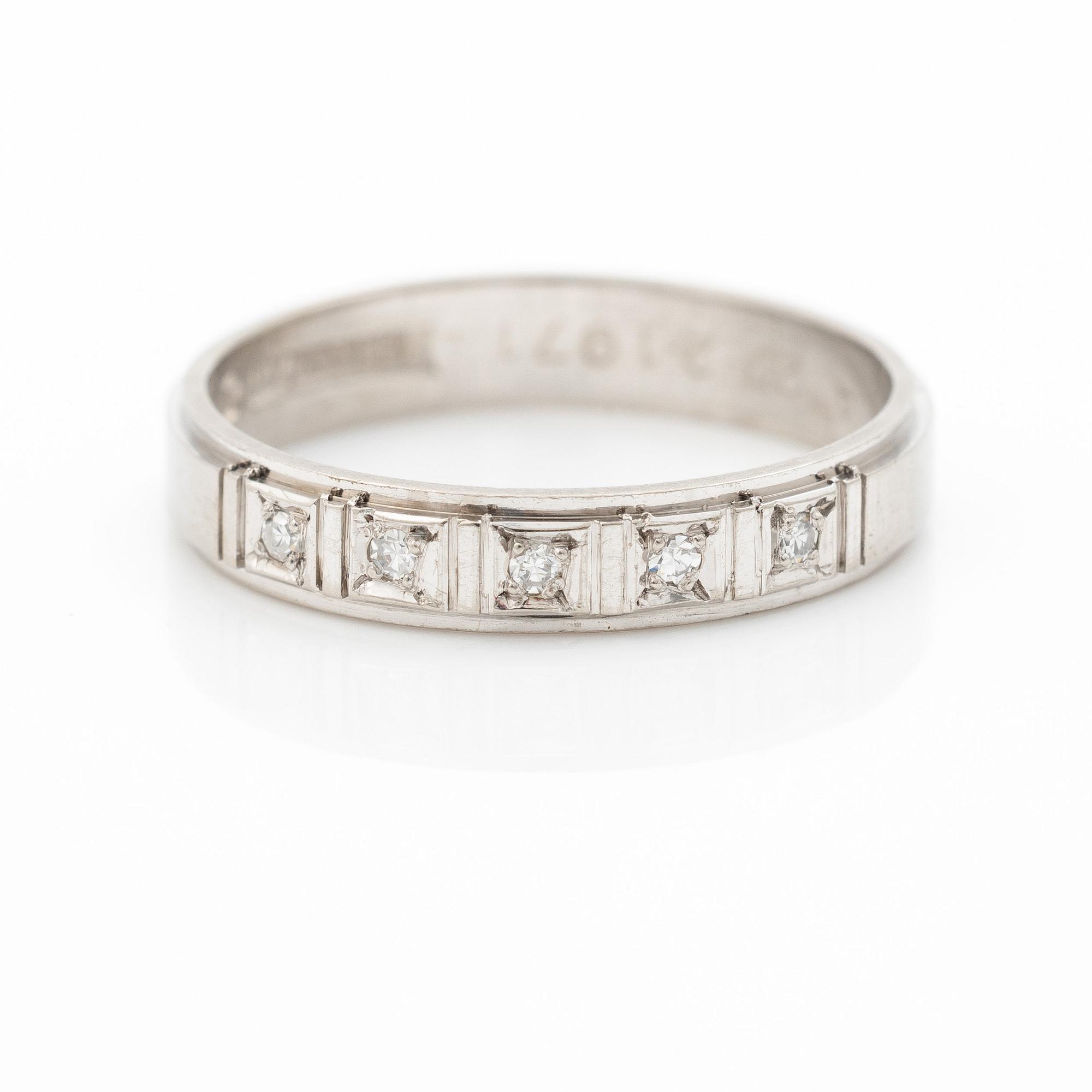 Half-eternity ring, 18K white gold with octagonal-cut diamonds.