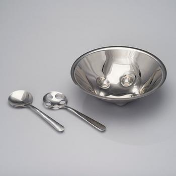 A STAINLESS STEEL SALAD BOWL AND CUTLERY BY STEFAN LINDFORS, Hackman, the late 20th century.
