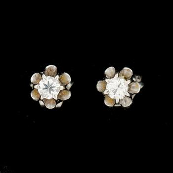 ÖRHÄNGEN, ett par, 18k vitguld, briljantslipade diamanter, ca 0,10ct. Vikt ca 1g.